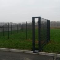 Umzäunung einer kompletten Biogasanlage mit Schiebetoren, Flügeltoren und Doppelstabmatte.(Gittermattenzaun)
Baustelle in Nord-Deutschland, nähe Hamburg